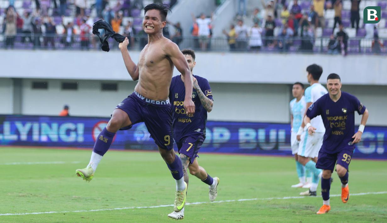 Pemain Persita Tangerang, Ahmad Nur Hadianto (kiri) melakukan selebrasi setelah mencetak gol kemenangan ke gawang PSBS Biak dalam laga BRI Super League 2025/2026 di Indomilk Arena, Tangerang, Banten, Senin (16/02/2026). (Bola.com/M Iqbal Ichsan)