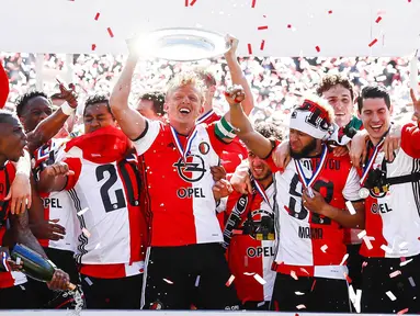 Kapten Feyenoord, Dirk Kuyt, mengangkat trofi usai memastikan diri sebagai jawara Eredivisie Liga Belanda 2016-2017 di laga melawan Heracles Almelo di Stadion De Kuip, Rotterdam, Minggu (14/5/2017).  Feyenoord menang 3-1. (EPA/Robin Van Lonkhuijsen)