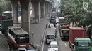 Kemacetan arus kendaraan saat melintas di Jalan Yos Sudarso arah Pelabuhan Tanjung Priok, Jakarta, Kamis (12/7). Lambatnya proses masuk menuju pelabuhan juga menjadi salah satu penyebab kemacetan. (Merdeka.com/Iqbal S. Nugroho)