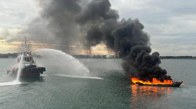 Kapal Misterius Terbakar Hebat di Perairan Bintan, Kru Hilang Tanpa Jejak