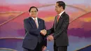 Presiden Indonesia Joko Widodo atau Jokowi (kanan)  menyapa Perdana Menteri Vietnam Pham Minh Chinh saat dalam Konferensi Tingkat Tinggi (KTT) Ke-42 ASEAN di Labuan Bajo, Nusa Tenggara Timur, Rabu (10/5/2023). (Willy Kurniawan/Pool Photo via AP)