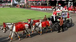 Pasukan Pengamanan Presiden (Paspampres) mengendarai Kereta Kencana yang membawa duplikat Bendera Pusaka Merah Putih dan Teks Proklamasi ketika Parade Kirab Bendera Merah Putih menuju Istana Merdeka di Jakarta, Kamis (17/8). (Liputan6.com/Pool)