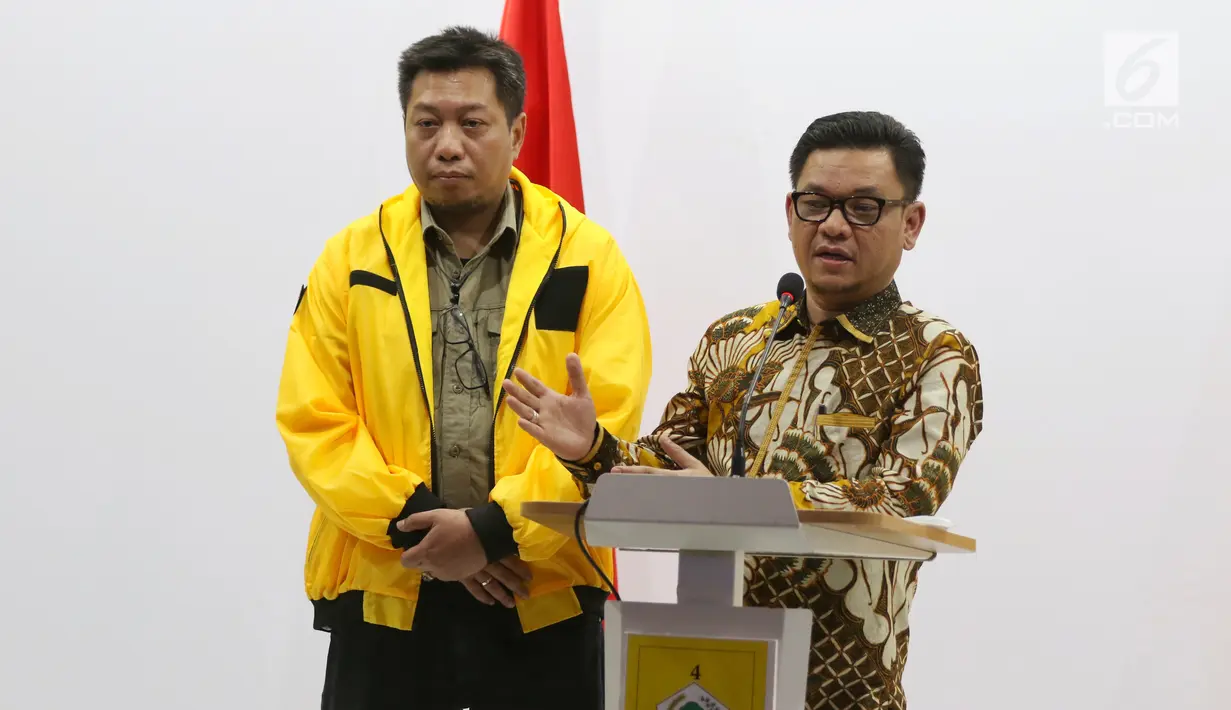 Ketua DPP Partai Golkar Ace Hasan Syadzily memberi keterangan pers terkait pemberhentian Erwin Aksa di Jakarta, Selasa (19/3). Diberhentikannya Erwin bertentangan dengan amanat tertinggi forum pengambilan keputusan Partai Golkar.(Liputan6.com/Johan Tallo)