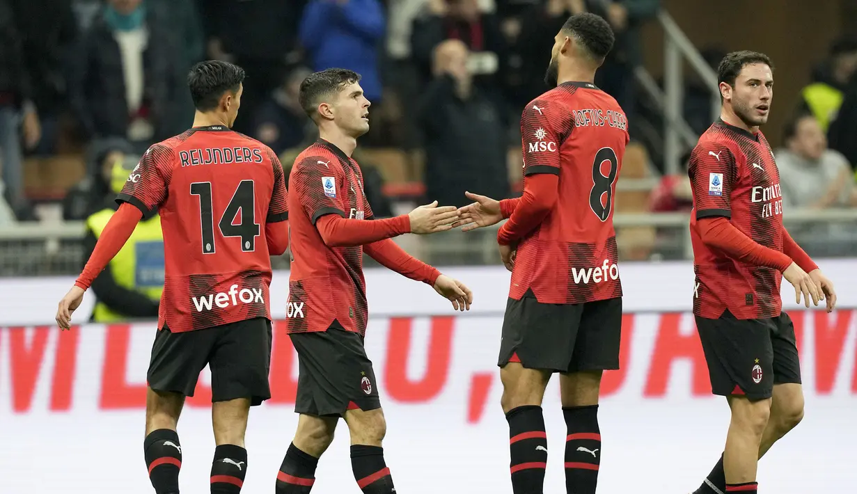 Selebrasi para pemain AC Milan setelah Christian Pulisic (kedua kiri) mencetak gol ke gawang Sassuolo pada laga pekan ke-18 Serie A Liga Italia 2023/2024 di San Siro Stadium, Milan, Sabtu (30/12/2023) malam waktu setempat. (AP Photo/Antonio Calanni)