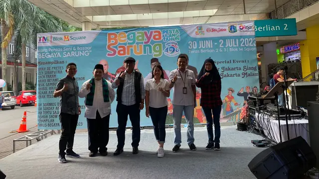 Jajaran Disparekraf bersama pihak pengelola Mal Blok M Square saat pembukaan Begaya Sarung