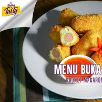 Ingin camilan goreng yang lain dari biasanya? Yuk coba bikin kroket makaroni sosis. (Foto: Adrian Putra/Bintang.com, Digital Imaging: M. Iqbal Nurfajri/Bintang.com, Chef: Arum Sari)