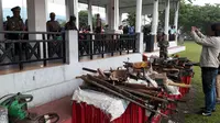 Pemusnahan ratusan papporo atau senjata api rakitan khas Kota Palopo, Sulsel. (Liputan6.com/Eka Hakim)