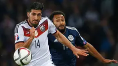 Gelandang Jerman, Emre Can (kiri) beradu bola dengan gelandang Skotlandia Iketchi Anya saat Timnas Jerman berseteru dengan Skotlandia dalam penyisihan Grup D kualifikasi EURO 2016 di Hampden Park, Glasgow, Skotlandia, Senin (7/9/2015). (Reuters/Lee Smith)