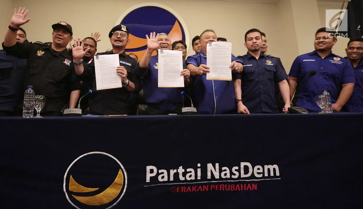 Ketua DPP Partai Nasdem Syahrul Yasin Limpo (dua kiri), Ketua Bapilu Partai NasDem, Effendy Choirie (tiga kiri) memberikan pernyataan sikap terkait  fitnah Rizal Ramli kepada Ketum Partai Nasdem di Jakarta, Selasa (11/9). (Liputan6.com/ Faizal Fanani)
