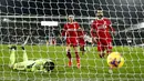Pemain Liverpool Mohamed Salah (kanan) berlari untuk mengambil bola usai mencetak gol dari titik penalti ke gawang Fulham pada pertandingan Liga Premier Inggris di Stadion Craven Cottage, London, Minggu (13/12/2020). Liverpool dan Fulham bermain imbang 1-1. (AP photo/Matt Dunham, Pool)