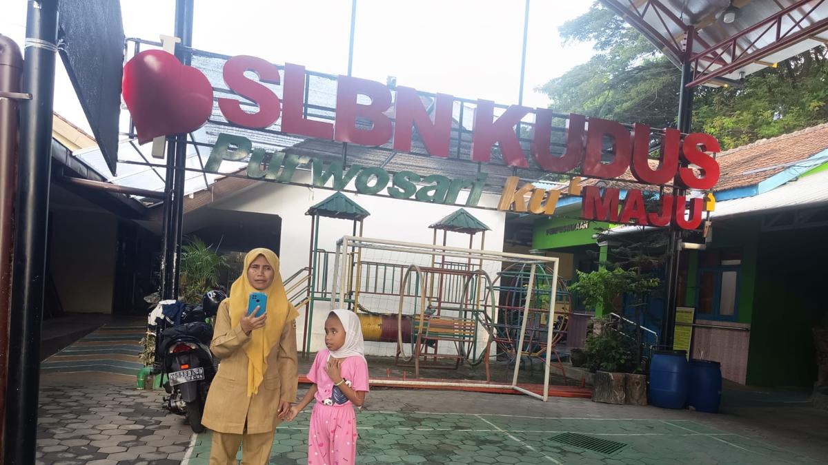 Jalan Pengabdian Nur, Ibu Guru Tunanetra Setiap Hari Tempuh 30 Km Demi Cerdaskan Siswa Disabilitas