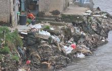 FOTO: Penampakan Deretan Bangunan Kumuh Memadati Bantaran Kali Ciliwung di Tengah Kemiskinan yang Semakin Bertambah