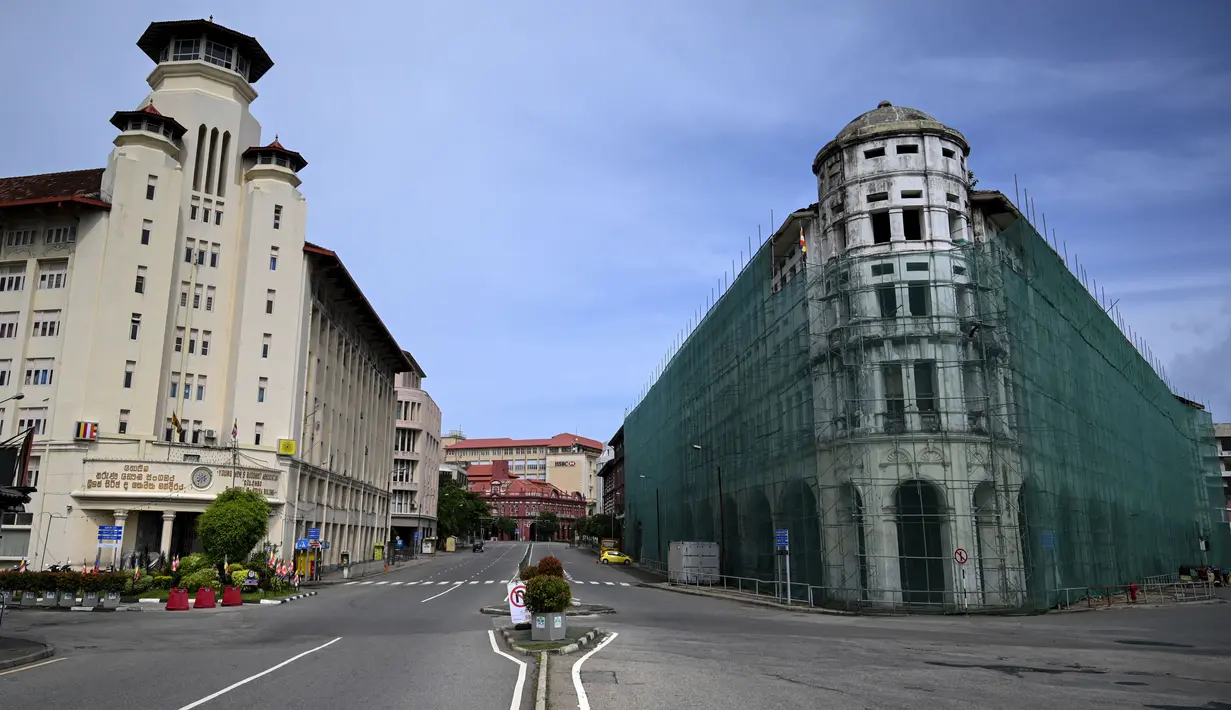 Pemandangan jalan yang sepi digambarkan setelah pemerintah memberlakukan pembatasan perjalanan dan lockdown akhir pekan di Kolombo, Sri Lanka, Sabtu (22/5/2021). Sri Lanka pada Jumat, 21 Mei mencatat 3.547 kasus harian corona Covid-19. (Ishara S. KODIKARA/AFP)