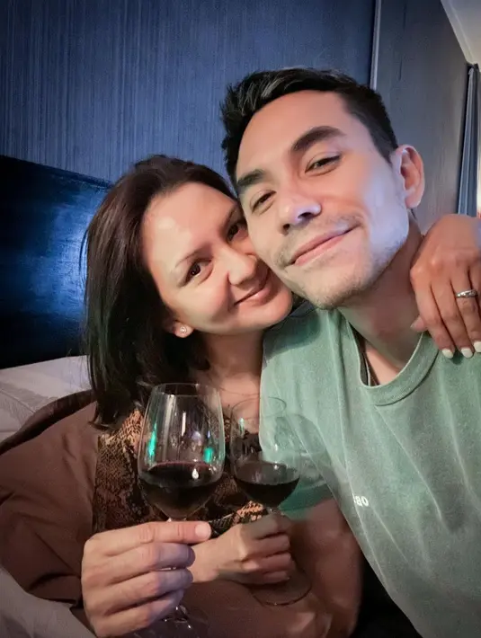Menikah 15 tahun, Donna-Darius semakin gencar menunjukkan romantismenya. Saat Valentine, mereka tampil dengan OOTD rumahan sambil minum wine. [@darius_sinathrya]