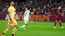 Pemain Lazio Felipe Anderson (tengah) melakukan selebrasi usai mencetak gol ke gawang AS Roma pada pertandingan sepak bola Liga Italia di Stadion Olimpiade Roma, Italia, 6 November 2022. (AP Photo/Gregorio Borgia)