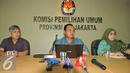 Ketua KPUD DKI Jakarta Sumarno (tengah) memberikan keterangan pers di kantor KPUD DKI Jakarta, Jumat (16/9). Sumarno mengatakan jika Ahok ingin maju dalam Pilkada DKI, wajib menyerahkan surat pernyataan bersedia cuti. (Liputan6.com/Gempur M Surya)