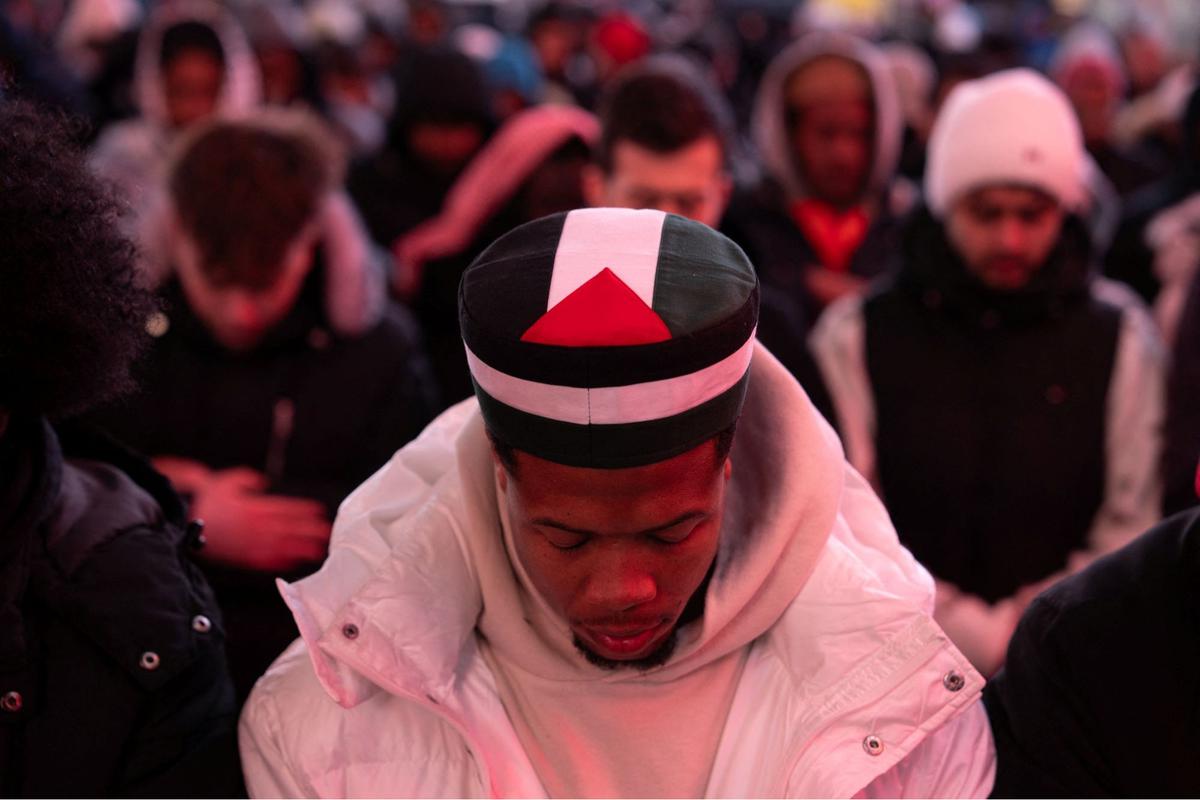 Umat Islam salat tarawih di jalanan New York