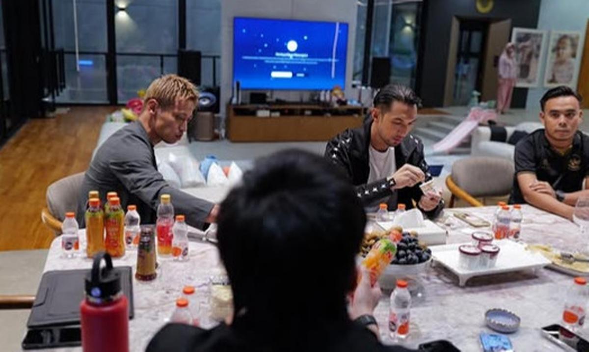 5 Potret Atta Halilintar Ajak Keisuke Honda ke Rumah, Diajak Makan Rendang Sampai Ayam Pop Bikin Milanisti Iri