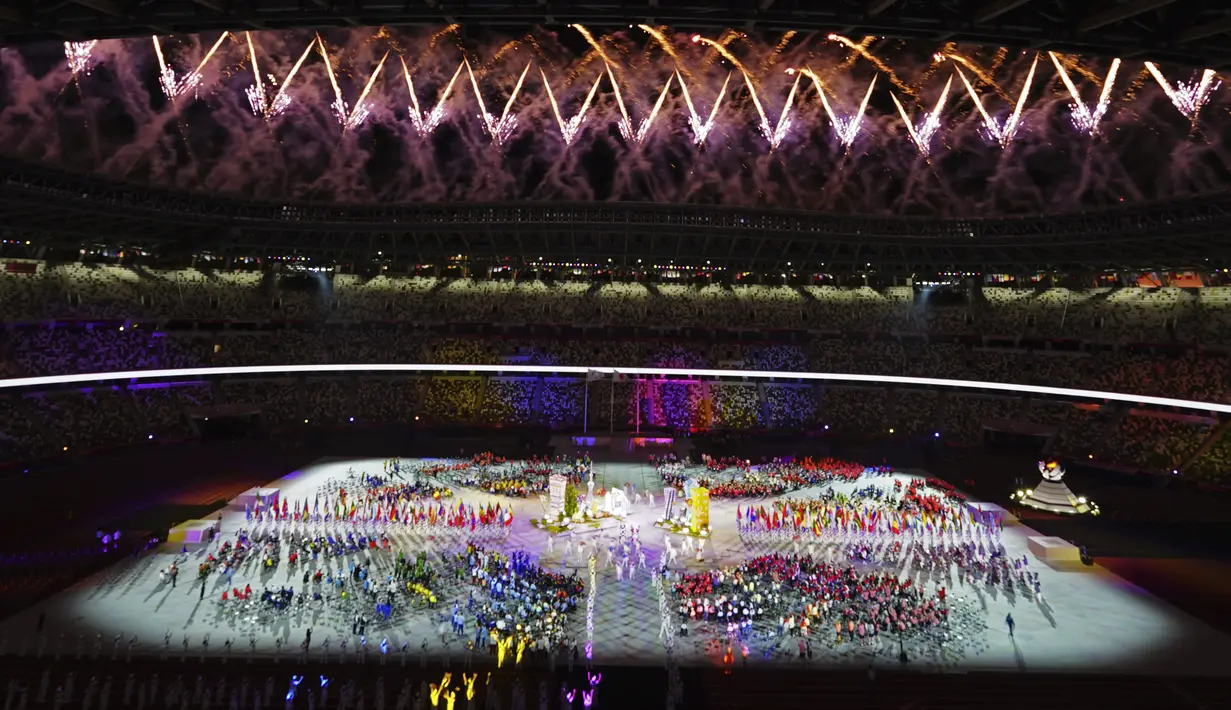 Kembang api meledak saat upacara penutupan Paralimpiade 2020 di Stadion Nasional Tokyo, Minggu (5/9/2021). (AP Photo/Eugene Hoshiko)