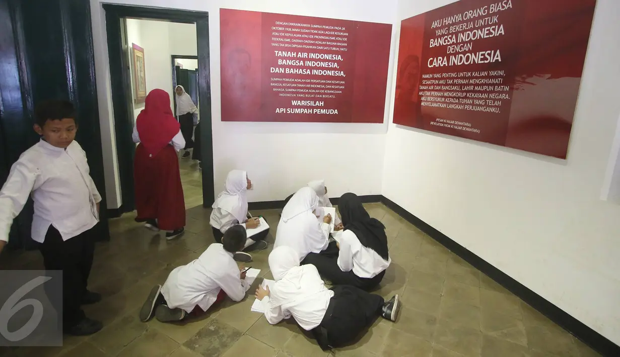 Sejumlah pengunjung memerhatikan kutipan pesan semangat kebangsaan di Museum Sumpah Pemuda, Jakarta, Selasa (28/10). (Liputan6.com/Immanuel Antonius)