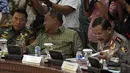 Panglima TNI Jenderal TNI Moeldoko (kiri) menghadiri Sidang Kabinet Paripurna, Jakarta, Rabu (4/2/2015).  Sidang Paripurna membahas Pilkada serentak, Perppu perubahan UU tentang kelautan, dan tentang perumahan rakyat. (Liputan6.com/Faizal Fanani)