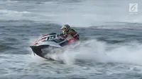 Atlet Jetski Indonesia, Aero Sutan Aswar saat Final Moto4 Jetski kelas Runabout Limited Asian Games di Pantai Ancol, Jakarta, Jumat (24/8). Aero Sutan harus puas dengan medali perak, emas diraih Allanjawi dari UAE. (Liputan6.com/Helmi Fithriansyah)