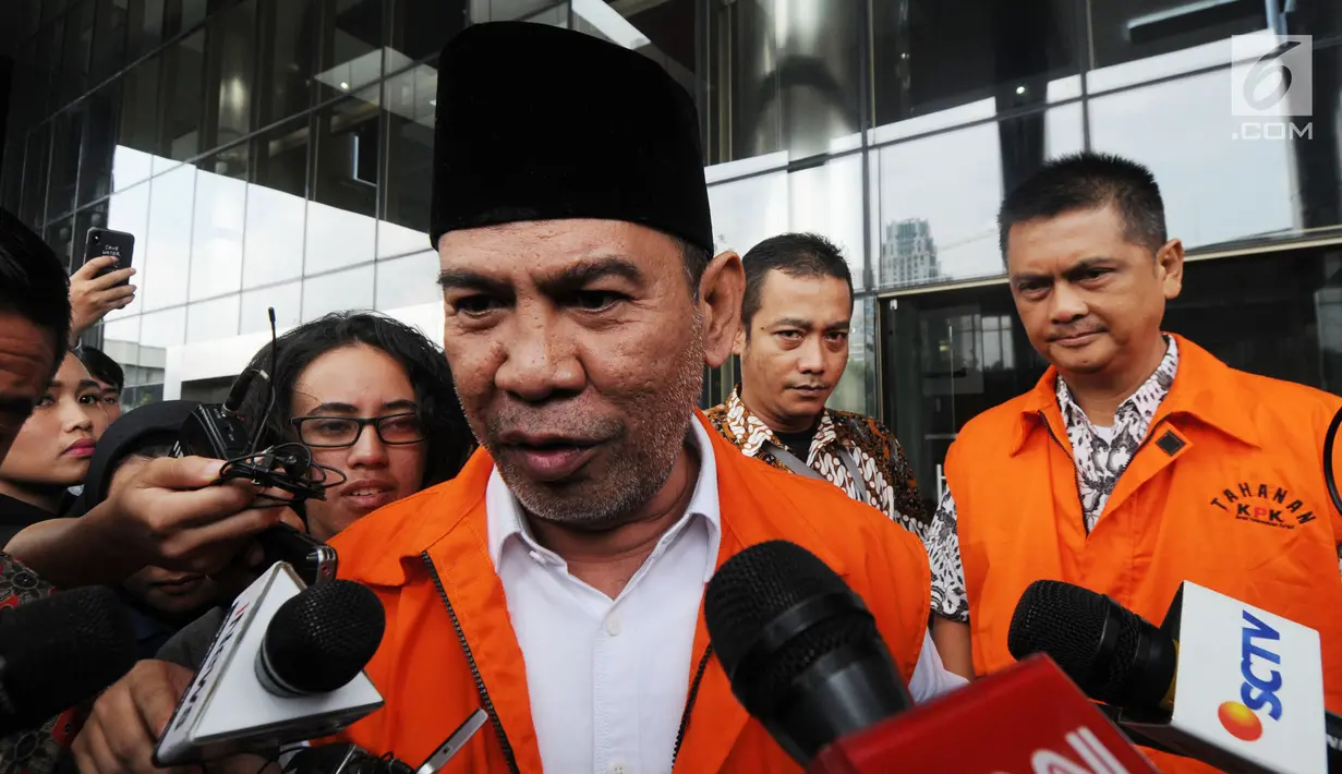 Tersangka Bupati Hulu Sungai Tengah Abdul Latif dimintai keterangan awak media usai diperiksa di gedung KPK, Jakarta (23/3). Abdul Latif diperiksa terkait kasus suap pembangunan Rumah Sakit Umum Daerah Damanhuri. (Merdeka.com/Dwi Narwoko)