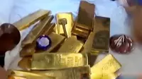 Ratusan emas batangan palsu berbagai negara ditemukan di salah satu rumah pengikut Dimas Kanjeng. Sementara pria asal Inggris mainkan rubik