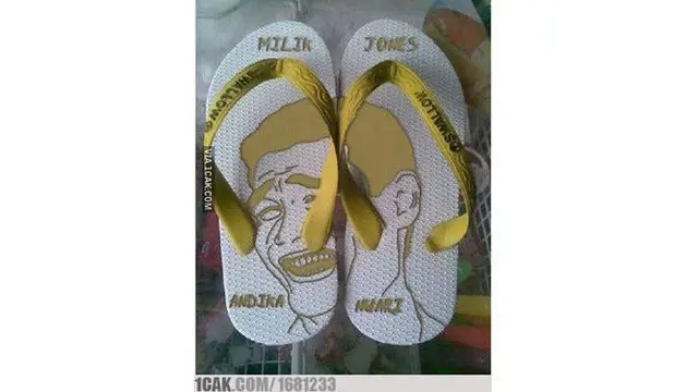 6 Tulisan di Sandal Jepit Tanda Kepemilikan Ini Bikin Ngakak