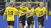 Pemain Borussia Dortmund, Niclas Fuellkrug, bersama Donyell Malen, merayakan gol ke gawang SC Freiburg pada laga Liga Jerman di Stadion Signal Iduna Park, Sabtu (10/2/2024). Die Borussen menang tiga gol tanpa balas. (AP Photo/Martin Meissner)
