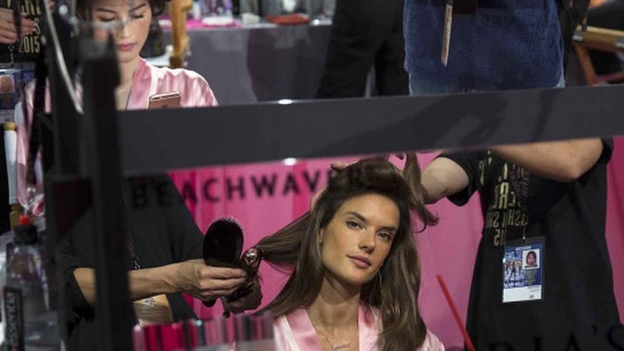 Intip kesibukan model-model seksi Victoria's Secret di ruang ganti