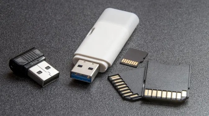 Ilustrasi flash disk, flash drive, kartu memori, nano receiver. (Kredit: Pexels via Pixabay)