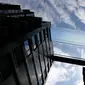 Kolam langit atau sky pool pertama di dunia dengan dasar kaca dan pemandangan dari ketinggian 115 kaki di atas jalanan London, Selasa (27/4/2021). Kolam renang transparan itu diproduksi di Colorado, AS, dan menempuh jarak 5.000 mil ke rumah barunya. (AP Photo/Frank Augstein)