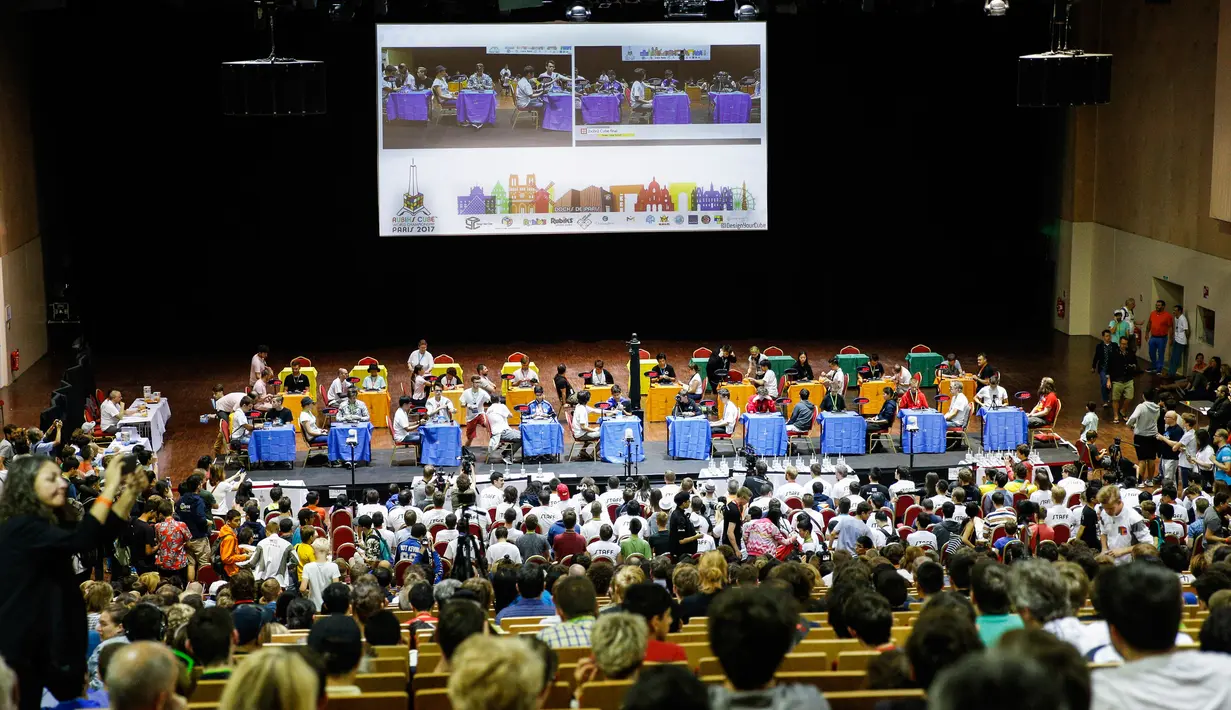 Sejumlah peserta mengikuti kejuaraan kubus Rubik Dunia di Saint Denis, Paris, Prancis (16/7). Dalam kategori kubus 3x3x3 tradisional dimenangkan oleh Patrick Ponce dengan waktu tercepat 5.477 detik. (AFP Photo/Geoffroy Van Der Hasselt)