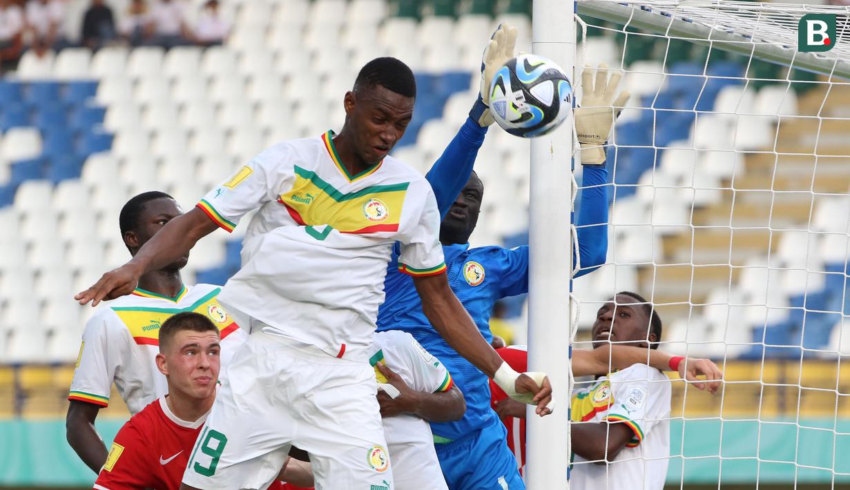 Kiper Timnas Senegal U-17, Serigne Diouf (tengah) berhasil menghalau bola tendangan sudut dari pemain Timnas Polandia U-17 dalam pertandingan Grup D Piala Dunia U-17 2023 yang berlangsung di Stadion Si Jalak Harupat, Selasa (14/11/2023). (Bola.com/Ikhwan Yanuar)