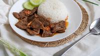 Sepiring gepuk daging sapi. (Liputan6.com/MetaAI)