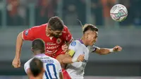 Pemain Persija Jakarta, Abdulla Yusuf Helal (kiri) duel udara dengan pemain Persita Tangerang, Muhammad Toha pada laga pekan keenam BRI Liga 1 2022/2023 di Stadion Patriot Candrabhaga, Bekasi, Rabu (24/8/2022). (Bola.com/M Iqbal Ichsan)