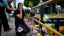 Warga Dominika yang berduka mulai mengadakan pemakaman untuk orang-orang terkasih mereka yang menjadi korban dalam insiden runtuhnya atap kelab malam Jet Set di Santo Domingo. (MARTIN BERNETTI/AFP)