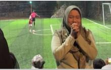 Momen Ibu Guru Balik Badan dan Doakan Siswanya yang Akan Lakukan Tendangan Penalti, Berhasil Cetak Gol