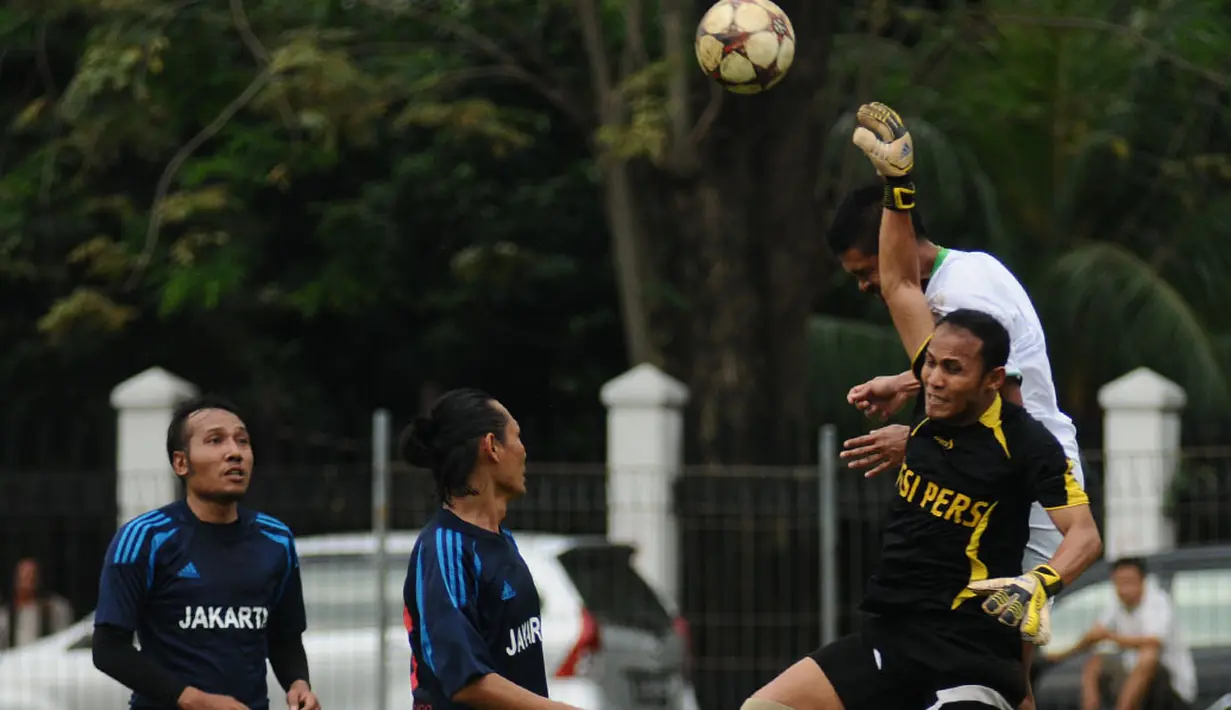 Penjaga gawang PSSI Pers harus berjibaku menahan laju serangan Bambang Pamungkas and Friends di pertandingan amal solidaritas untuk Akli di Lapangan C Senayan, Jakarta, (14/6/2014). (Liputan6.com/Helmi Fithriansyah)