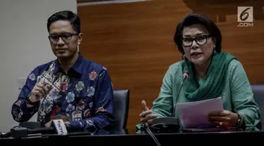 Juru bicara KPK Febri Diansyah (kiri) dan Wakil Ketua KPK, Basaria Panjaitan saat memberikan keterangan kepada awak media terkait operasi tangkap tangan (OTT) Jambi di Gedung KPK, Jakarta, Rabu (29/11). (Liputan6.com/Faizal Fanani)