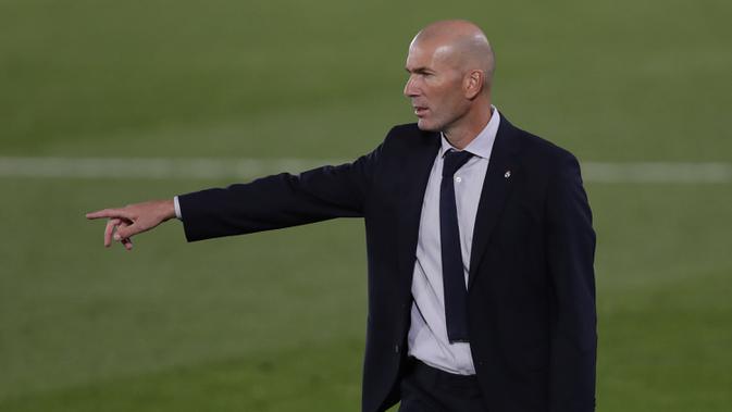Pelatih Real Madrid, Zinedine Zidane, memberikan arahan kepada pemainnya saat menghadapi Real Valladolid pada laga lanjutan Liga Spanyol di Estadio Alfredo Di Stefano, Kamis (1/10/2020) dini hari WIB. Real Madrid menang 1-0 atas Valladolid. (AP Photo/Manu Fernandez)