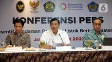 Menteri Koordinator Bidang Kemaritiman dan Investasi Luhut Binsar Pandjaitan (tengah) bersama Menteri Perindustrian Agus Gumiwang Kartasasmita (kanan) saat menggelar konferensi pers di Jakarta, Senin (6/3/2023). Keterangan pers tersebut terkait pemerintah akan mengucurkan insentif Kendaraan Bermotor Listrik Berbasis Baterai (KBLBB) pada 20 Maret 2023. (Liputan6.com/Johan Tallo)