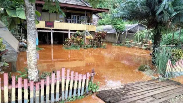 Tanggul tambang PT CNI Kolaka Bocor, hingga menyebabkan kebocoran di oemukiman warga.(Liputan6.com/Dokumen warga Desa Punre Waru)
