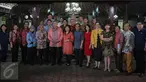Mantan Presiden RI Susilo Bambang Yudhoyono (SBY) berfoto bersama para pimimpin media usai acara silaturahmi di Puri Cikeas, Bogor, Kamis (27/8/2015). Dalam acara itu, SBY membahas mengenai perekonomian Indonesia saat ini. (Liputan6.com/Faizal Fanani)