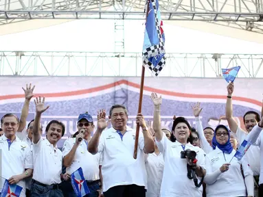 Ketua Umum Partai Demokrat Susilo Bambang Yudhoyono (SBY) (tengah) dan istri Ani Yudhoyono melepas bus pemudik saat mengikuti mudik gratis Demokrat di Parkir Timur Senayan, Jakarta, Minggu (3/7). (Liputan6.com/Faizal Fanani)