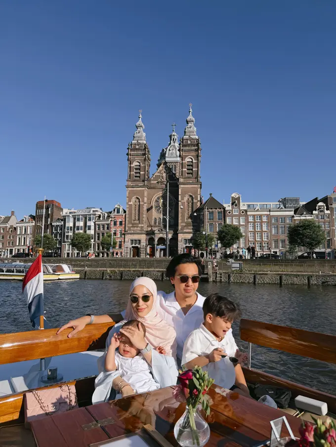 Pesona Adem Nikita Willy di Tengah Gelombang Panas Eropa, Tampil Anggun Berhijab di Amsterdam