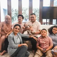 Raul Lemos Gendong Baby Ameena (Instagram/krisdayantilemos)