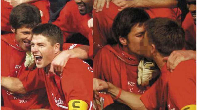 Seakan terhanyut dalam kegembiraan, para pesepakbola ini malah berciuman mesra dengan rekannya.