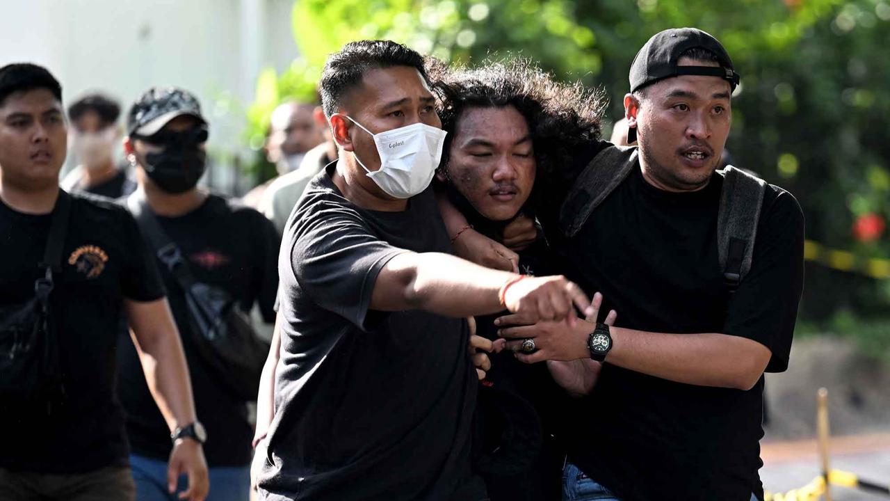 FOTO:  Gelombang Demo Meluas,  Gedung DPRD  di Lombok Dibakar & 22 Demonstran Ditangkap di Bali